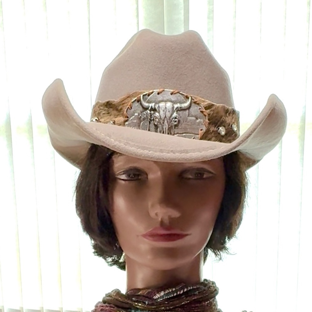 Beige Western Cowgirl Hat With Silver Accent